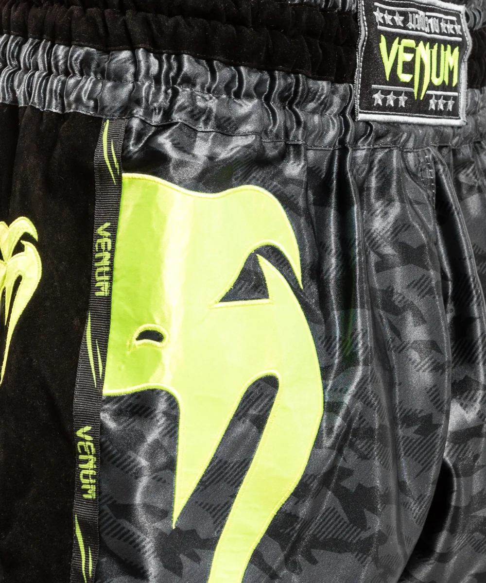 Short de Muay Thai Venum Giant Camo - Noir/Jaune – Image 4